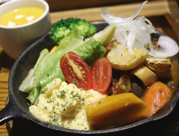 高雄 三民區。卡菲．小食光咖啡館-河堤店，真正夯工業風餐廳