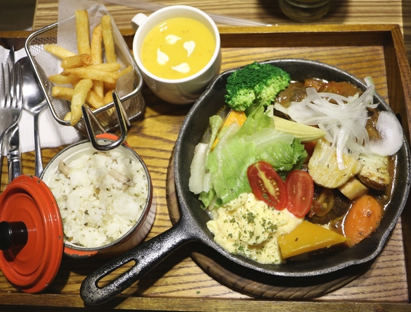 高雄 三民區。卡菲．小食光咖啡館-河堤店，真正夯工業風餐廳