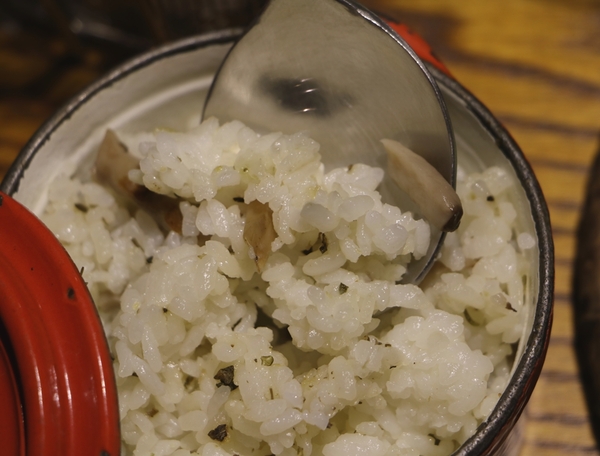 高雄 三民區。卡菲．小食光咖啡館-河堤店，真正夯工業風餐廳