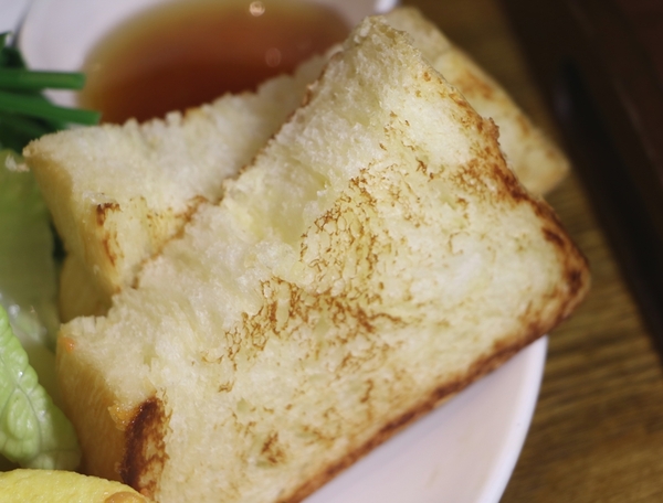高雄 三民區。卡菲．小食光咖啡館-河堤店，真正夯工業風餐廳