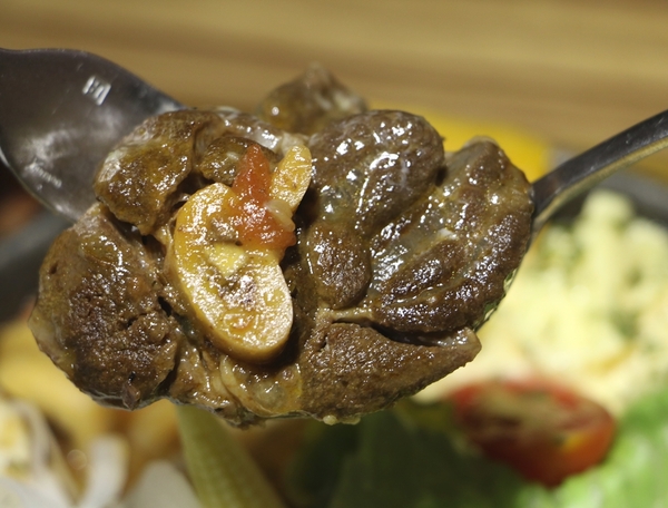 高雄 三民區。卡菲．小食光咖啡館-河堤店，真正夯工業風餐廳