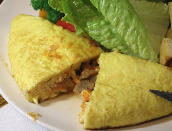 高雄 三民區。卡菲．小食光咖啡館-河堤店，真正夯工業風餐廳