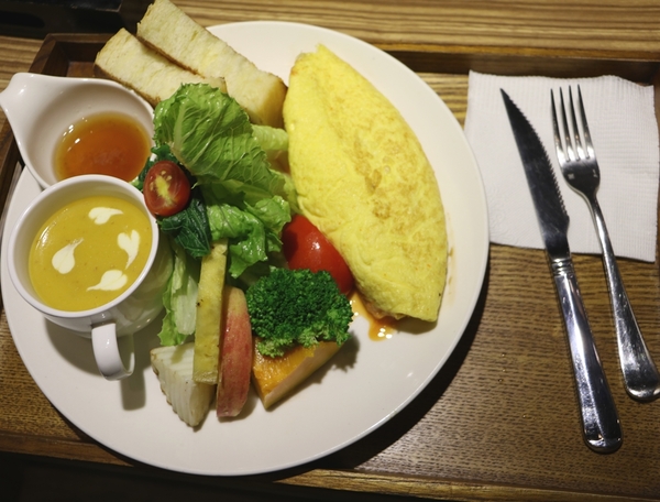 高雄 三民區。卡菲．小食光咖啡館-河堤店，真正夯工業風餐廳