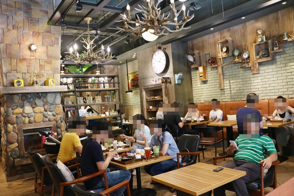 高雄 三民區。卡菲．小食光咖啡館-河堤店，真正夯工業風餐廳