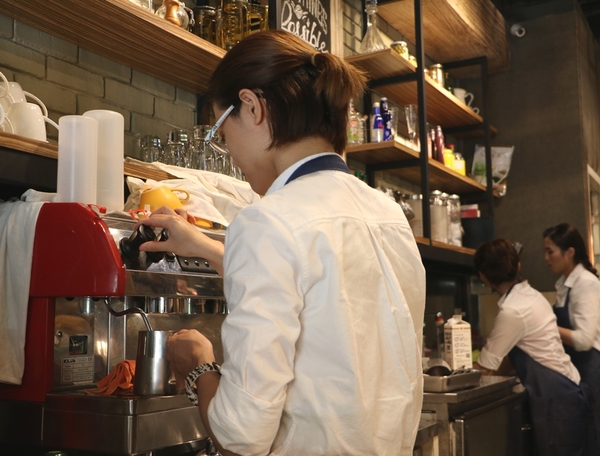 高雄 三民區。卡菲．小食光咖啡館-河堤店，真正夯工業風餐廳