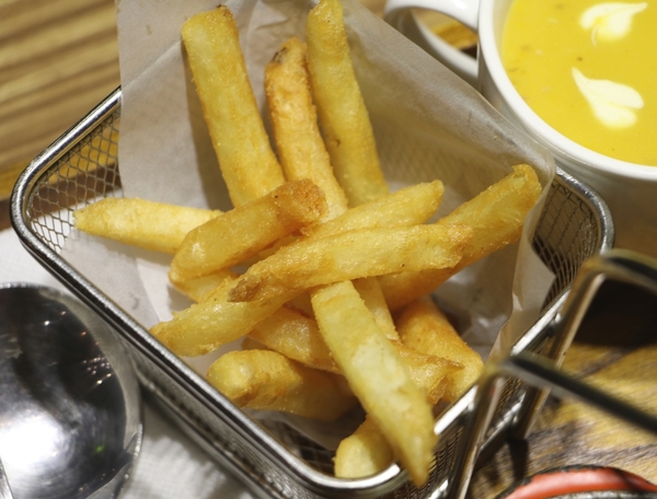 高雄 三民區。卡菲．小食光咖啡館-河堤店，真正夯工業風餐廳