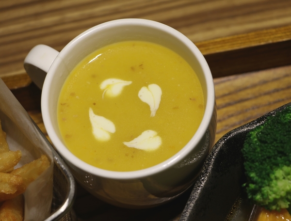 高雄 三民區。卡菲．小食光咖啡館-河堤店，真正夯工業風餐廳