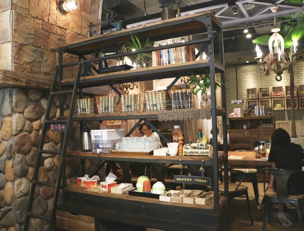 高雄 三民區。卡菲．小食光咖啡館-河堤店，真正夯工業風餐廳