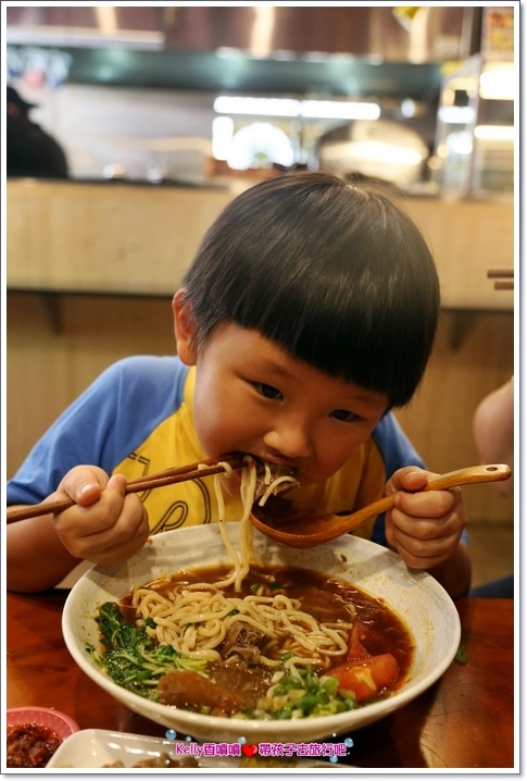 [中壢美食]匠骰子牛肉麵/爆濃番茄湯頭/超軟嫩半筋半肉/Q彈手工麵條/招牌滷腓腸/SOGO商圈