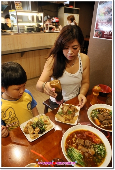 [中壢美食]匠骰子牛肉麵/爆濃番茄湯頭/超軟嫩半筋半肉/Q彈手工麵條/招牌滷腓腸/SOGO商圈