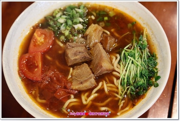 [中壢美食]匠骰子牛肉麵/爆濃番茄湯頭/超軟嫩半筋半肉/Q彈手工麵條/招牌滷腓腸/SOGO商圈