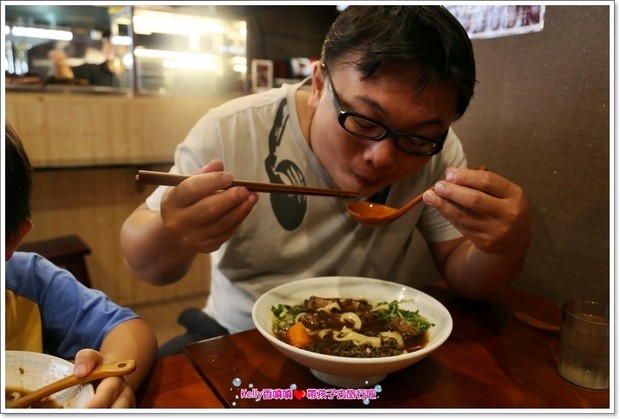 [中壢美食]匠骰子牛肉麵/爆濃番茄湯頭/超軟嫩半筋半肉/Q彈手工麵條/招牌滷腓腸/SOGO商圈