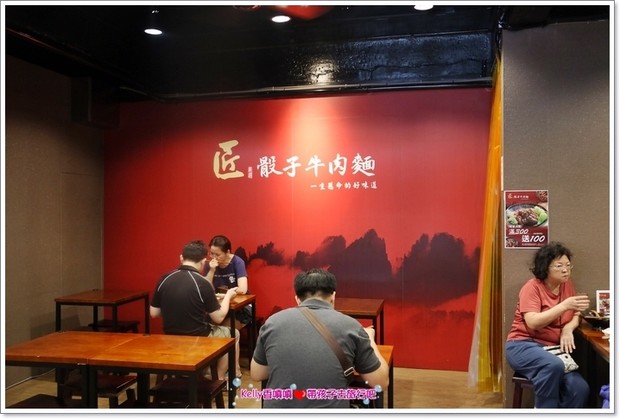 [中壢美食]匠骰子牛肉麵/爆濃番茄湯頭/超軟嫩半筋半肉/Q彈手工麵條/招牌滷腓腸/SOGO商圈