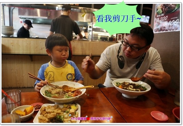 [中壢美食]匠骰子牛肉麵/爆濃番茄湯頭/超軟嫩半筋半肉/Q彈手工麵條/招牌滷腓腸/SOGO商圈