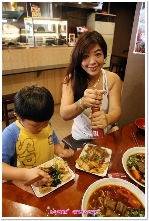 [中壢美食]匠骰子牛肉麵/爆濃番茄湯頭/超軟嫩半筋半肉/Q彈手工麵條/招牌滷腓腸/SOGO商圈