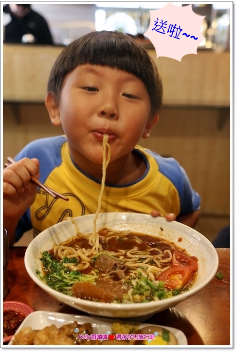 [中壢美食]匠骰子牛肉麵/爆濃番茄湯頭/超軟嫩半筋半肉/Q彈手工麵條/招牌滷腓腸/SOGO商圈