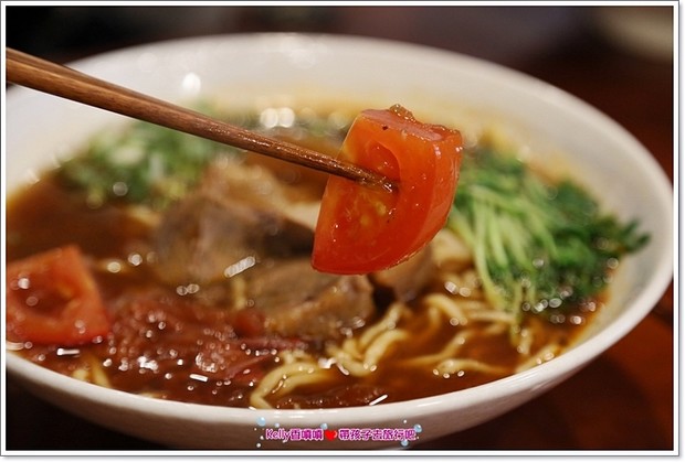 [中壢美食]匠骰子牛肉麵/爆濃番茄湯頭/超軟嫩半筋半肉/Q彈手工麵條/招牌滷腓腸/SOGO商圈