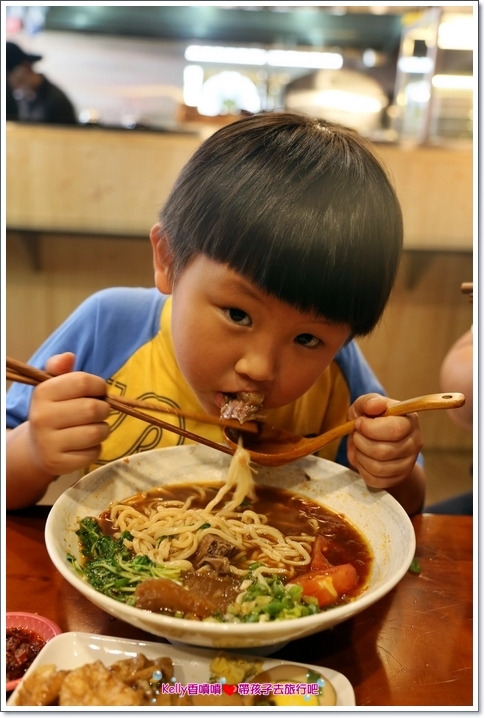 [中壢美食]匠骰子牛肉麵/爆濃番茄湯頭/超軟嫩半筋半肉/Q彈手工麵條/招牌滷腓腸/SOGO商圈