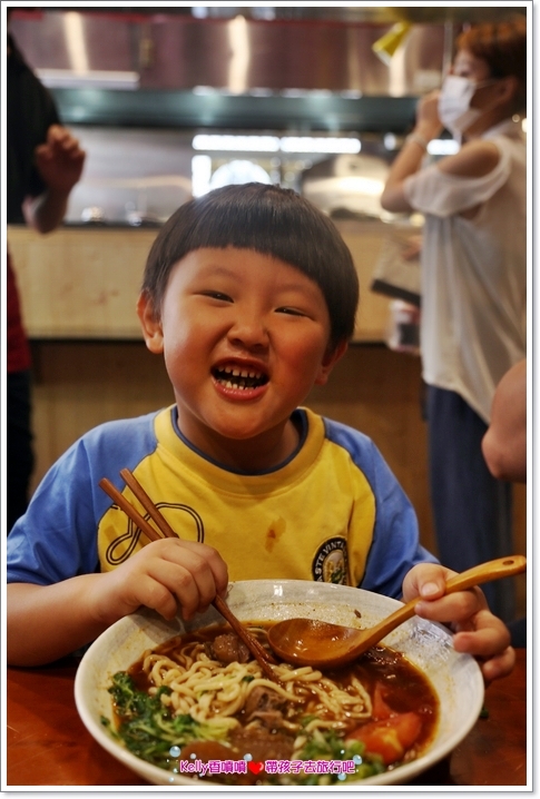 [中壢美食]匠骰子牛肉麵/爆濃番茄湯頭/超軟嫩半筋半肉/Q彈手工麵條/招牌滷腓腸/SOGO商圈