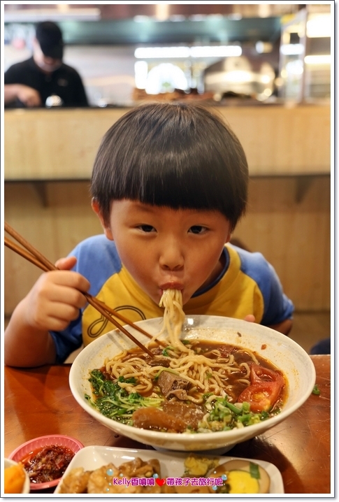 [中壢美食]匠骰子牛肉麵/爆濃番茄湯頭/超軟嫩半筋半肉/Q彈手工麵條/招牌滷腓腸/SOGO商圈