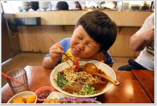 [中壢美食]匠骰子牛肉麵/爆濃番茄湯頭/超軟嫩半筋半肉/Q彈手工麵條/招牌滷腓腸/SOGO商圈