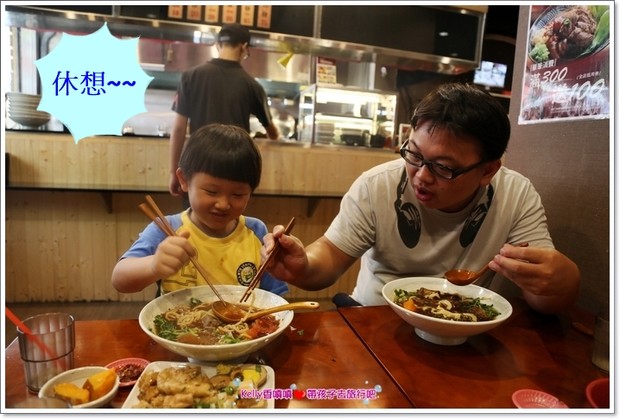 [中壢美食]匠骰子牛肉麵/爆濃番茄湯頭/超軟嫩半筋半肉/Q彈手工麵條/招牌滷腓腸/SOGO商圈