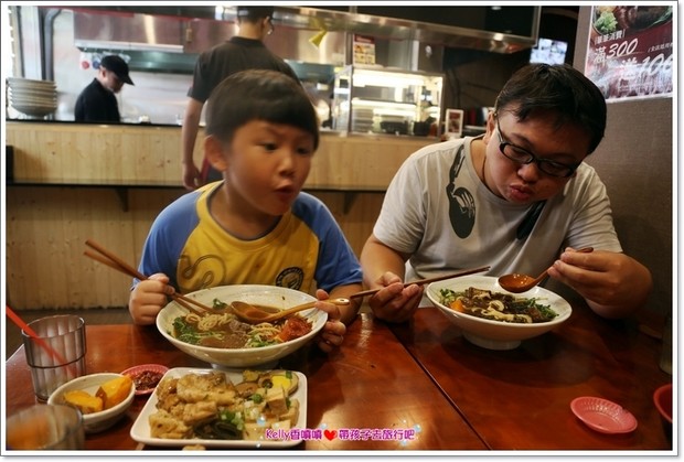 [中壢美食]匠骰子牛肉麵/爆濃番茄湯頭/超軟嫩半筋半肉/Q彈手工麵條/招牌滷腓腸/SOGO商圈