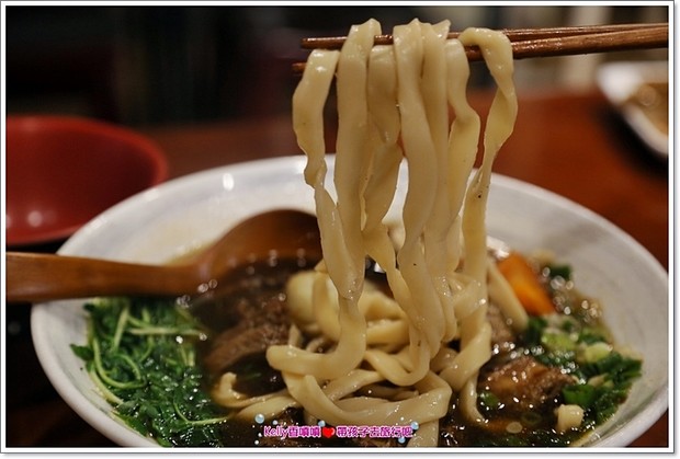 [中壢美食]匠骰子牛肉麵/爆濃番茄湯頭/超軟嫩半筋半肉/Q彈手工麵條/招牌滷腓腸/SOGO商圈