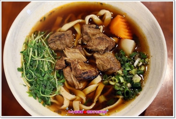 [中壢美食]匠骰子牛肉麵/爆濃番茄湯頭/超軟嫩半筋半肉/Q彈手工麵條/招牌滷腓腸/SOGO商圈