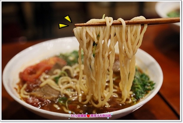 [中壢美食]匠骰子牛肉麵/爆濃番茄湯頭/超軟嫩半筋半肉/Q彈手工麵條/招牌滷腓腸/SOGO商圈