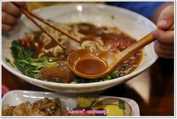 [中壢美食]匠骰子牛肉麵/爆濃番茄湯頭/超軟嫩半筋半肉/Q彈手工麵條/招牌滷腓腸/SOGO商圈