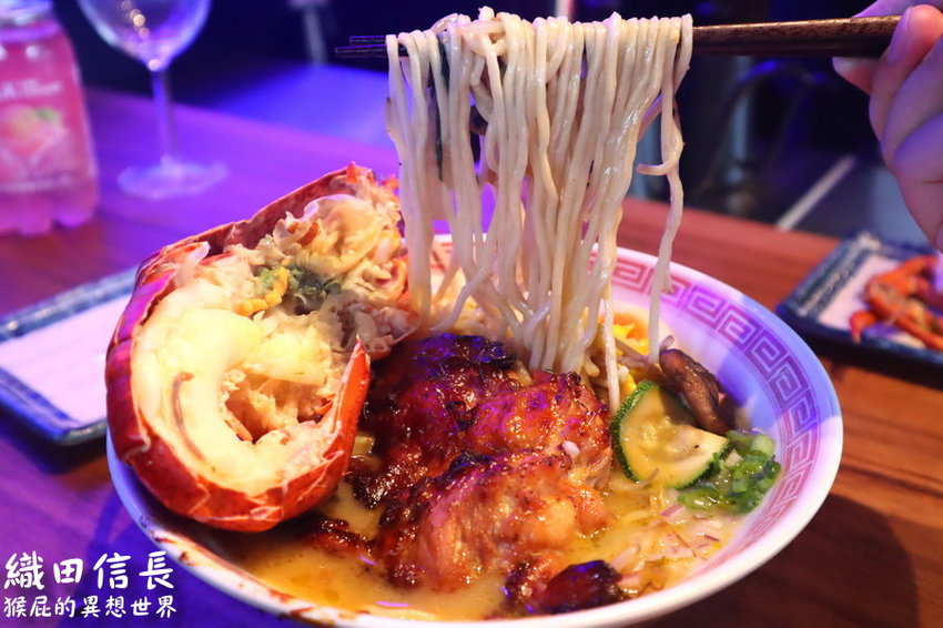 【桃園中壢美食】超浮誇波士頓龍蝦拉麵-織田信長拉麵!獨創鐵板炒拉麵限量供應賣完就沒了!Google評價高達4.7分!桃園中壢拉麵推薦! @猴屁的異想世界
