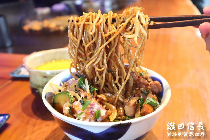 【桃園中壢美食】超浮誇波士頓龍蝦拉麵-織田信長拉麵!獨創鐵板炒拉麵限量供應賣完就沒了!Google評價高達4.7分!桃園中壢拉麵推薦! @猴屁的異想世界