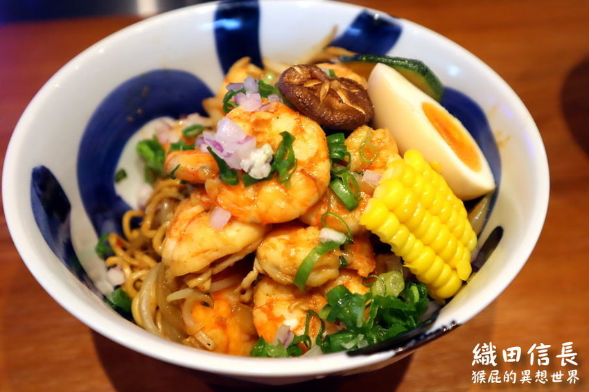 【桃園中壢美食】超浮誇波士頓龍蝦拉麵-織田信長拉麵!獨創鐵板炒拉麵限量供應賣完就沒了!Google評價高達4.7分!桃園中壢拉麵推薦! @猴屁的異想世界