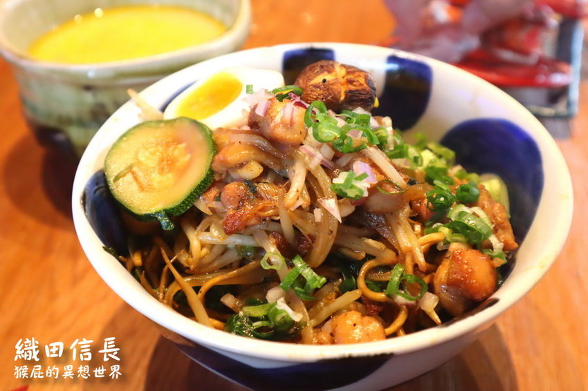 【桃園中壢美食】超浮誇波士頓龍蝦拉麵-織田信長拉麵!獨創鐵板炒拉麵限量供應賣完就沒了!Google評價高達4.7分!桃園中壢拉麵推薦! @猴屁的異想世界