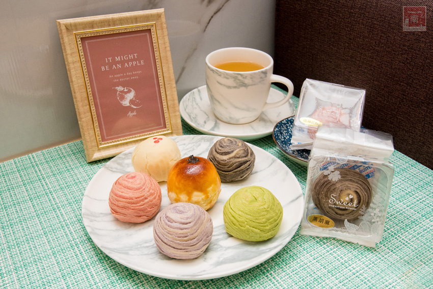 【臺南美食】巷弄內在地人才知道地的中秋禮盒｜巧克力流沙月餅｜抹茶白玉抹茶控超愛｜傳統烏豆蛋黃酥口味｜現在買享優惠~~咿吉麵包坊中秋禮盒 - 南人幫