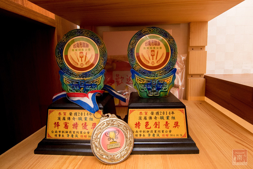 【臺南美食】巷弄內在地人才知道地的中秋禮盒｜巧克力流沙月餅｜抹茶白玉抹茶控超愛｜傳統烏豆蛋黃酥口味｜現在買享優惠~~咿吉麵包坊中秋禮盒 - 南人幫