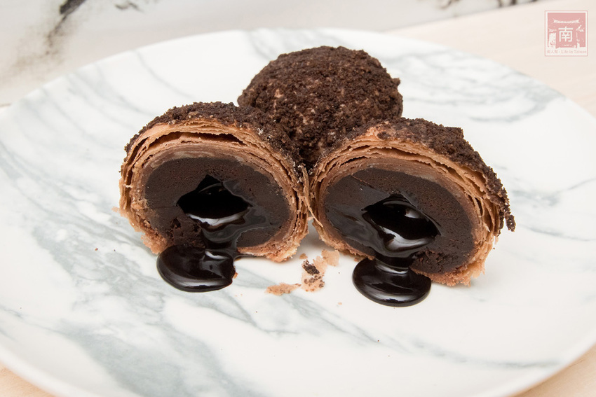 【臺南美食】巷弄內在地人才知道地的中秋禮盒｜巧克力流沙月餅｜抹茶白玉抹茶控超愛｜傳統烏豆蛋黃酥口味｜現在買享優惠~~咿吉麵包坊中秋禮盒 - 南人幫