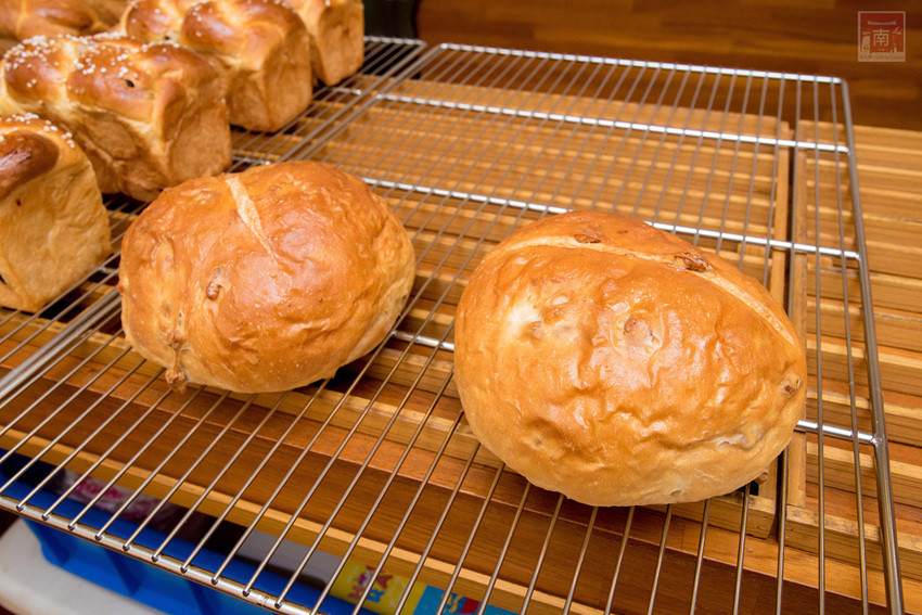 【臺南美食】巷弄內在地人才知道地的中秋禮盒｜巧克力流沙月餅｜抹茶白玉抹茶控超愛｜傳統烏豆蛋黃酥口味｜現在買享優惠~~咿吉麵包坊中秋禮盒 - 南人幫