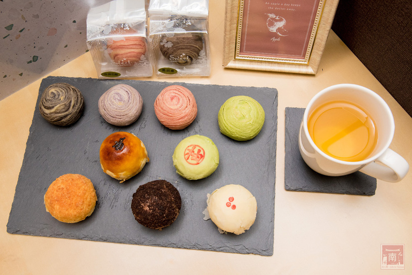 【臺南美食】巷弄內在地人才知道地的中秋禮盒｜巧克力流沙月餅｜抹茶白玉抹茶控超愛｜傳統烏豆蛋黃酥口味｜現在買享優惠~~咿吉麵包坊中秋禮盒 - 南人幫