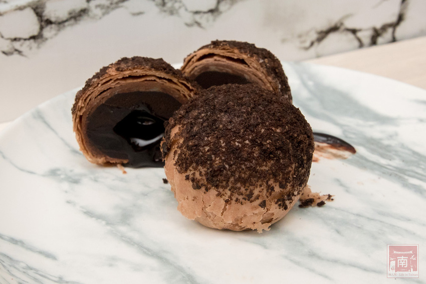 【臺南美食】巷弄內在地人才知道地的中秋禮盒｜巧克力流沙月餅｜抹茶白玉抹茶控超愛｜傳統烏豆蛋黃酥口味｜現在買享優惠~~咿吉麵包坊中秋禮盒 - 南人幫