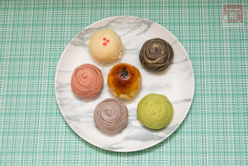 【臺南美食】巷弄內在地人才知道地的中秋禮盒｜巧克力流沙月餅｜抹茶白玉抹茶控超愛｜傳統烏豆蛋黃酥口味｜現在買享優惠~~咿吉麵包坊中秋禮盒 - 南人幫