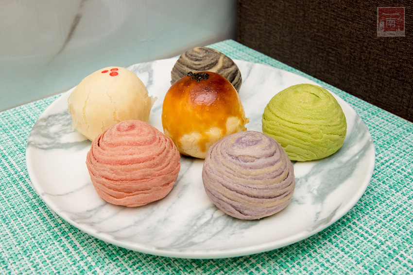 【臺南美食】巷弄內在地人才知道地的中秋禮盒｜巧克力流沙月餅｜抹茶白玉抹茶控超愛｜傳統烏豆蛋黃酥口味｜現在買享優惠~~咿吉麵包坊中秋禮盒 - 南人幫