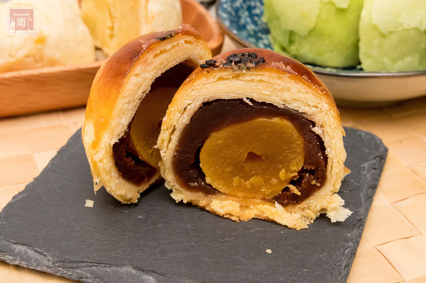 【臺南美食】巷弄內在地人才知道地的中秋禮盒｜巧克力流沙月餅｜抹茶白玉抹茶控超愛｜傳統烏豆蛋黃酥口味｜現在買享優惠~~咿吉麵包坊中秋禮盒 - 南人幫