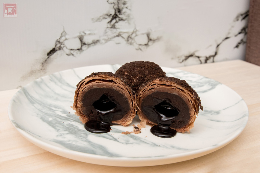 【臺南美食】巷弄內在地人才知道地的中秋禮盒｜巧克力流沙月餅｜抹茶白玉抹茶控超愛｜傳統烏豆蛋黃酥口味｜現在買享優惠~~咿吉麵包坊中秋禮盒 - 南人幫