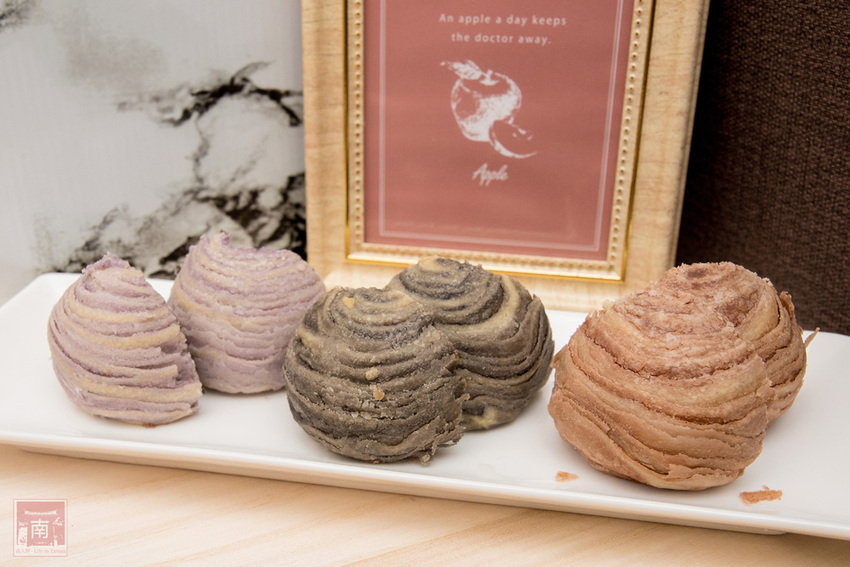 【臺南美食】巷弄內在地人才知道地的中秋禮盒｜巧克力流沙月餅｜抹茶白玉抹茶控超愛｜傳統烏豆蛋黃酥口味｜現在買享優惠~~咿吉麵包坊中秋禮盒 - 南人幫