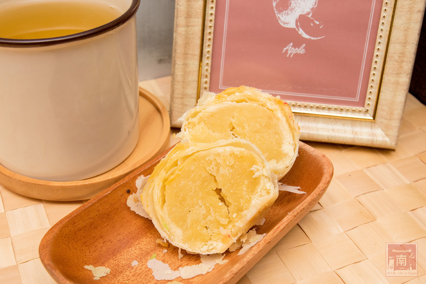 【臺南美食】巷弄內在地人才知道地的中秋禮盒｜巧克力流沙月餅｜抹茶白玉抹茶控超愛｜傳統烏豆蛋黃酥口味｜現在買享優惠~~咿吉麵包坊中秋禮盒 - 南人幫