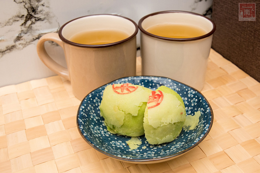 【臺南美食】巷弄內在地人才知道地的中秋禮盒｜巧克力流沙月餅｜抹茶白玉抹茶控超愛｜傳統烏豆蛋黃酥口味｜現在買享優惠~~咿吉麵包坊中秋禮盒 - 南人幫