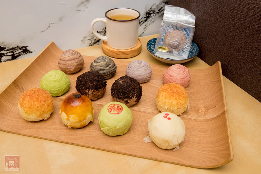 【臺南美食】巷弄內在地人才知道地的中秋禮盒｜巧克力流沙月餅｜抹茶白玉抹茶控超愛｜傳統烏豆蛋黃酥口味｜現在買享優惠~~咿吉麵包坊中秋禮盒 - 南人幫