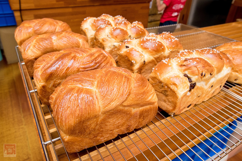 【臺南美食】巷弄內在地人才知道地的中秋禮盒｜巧克力流沙月餅｜抹茶白玉抹茶控超愛｜傳統烏豆蛋黃酥口味｜現在買享優惠~~咿吉麵包坊中秋禮盒 - 南人幫